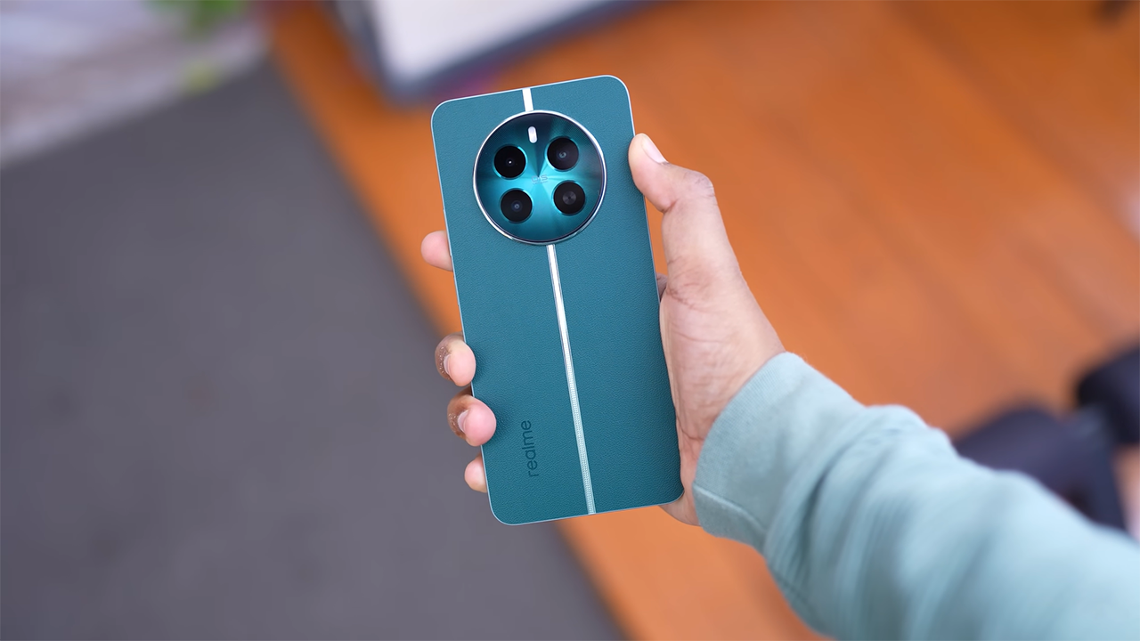 Mặt lưng realme 12+ 5G được phủ da để mang lại trải nghiệm cầm nắm rất sướng tay. Nguồn: Gyan Therapy. Mặt lưng realme 12+ 5G được phủ da để mang lại trải nghiệm cầm nắm rất sướng tay. Nguồn: Gyan Therapy.