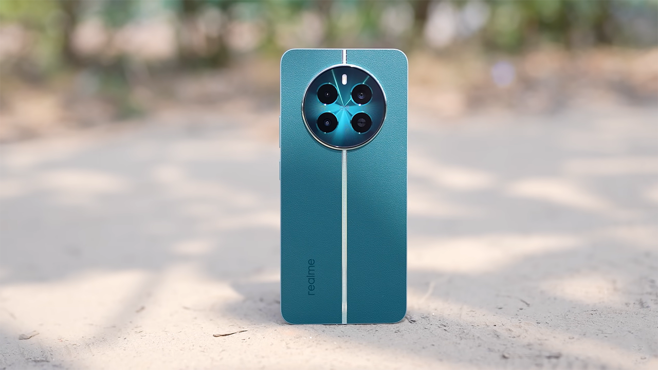Cụm camera của realme 12+ 5G còn được thiết kế rất đẹp mắt và giúp sản phẩm trở nên nổi bật hơn. Nguồn: Gyan Therapy. Cụm camera của realme 12+ 5G còn được thiết kế rất đẹp mắt và giúp sản phẩm trở nên nổi bật hơn. Nguồn: Gyan Therapy.