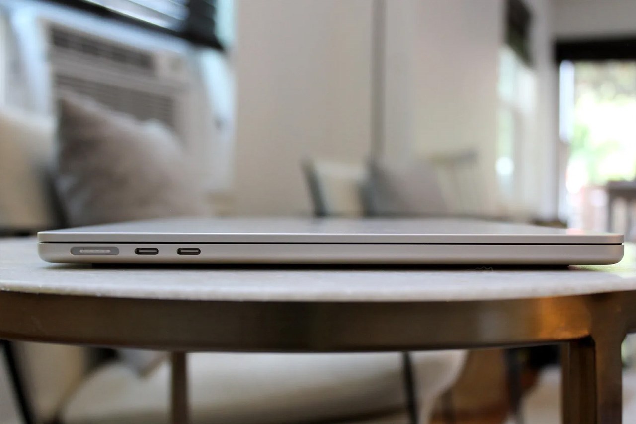 MacBook Air M3 và MacBook Air M2 có sự tương đồng về vị trí và số lượng cổng kết nối MacBook Air M3 và MacBook Air M2 có sự tương đồng về vị trí và số lượng cổng kết nối