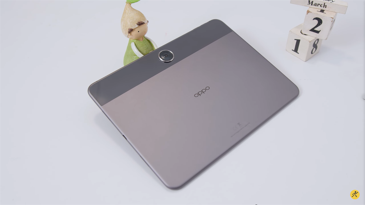 Kích thước, cân nặng của OPPO Pad Neo sẽ không dễ để bạn sử dụng thoải mái ở tư thế cầm.