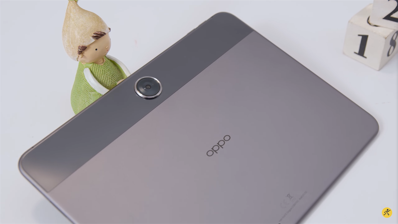 Mặt lưng OPPO Pad Neo nổi bật với 2 màu.