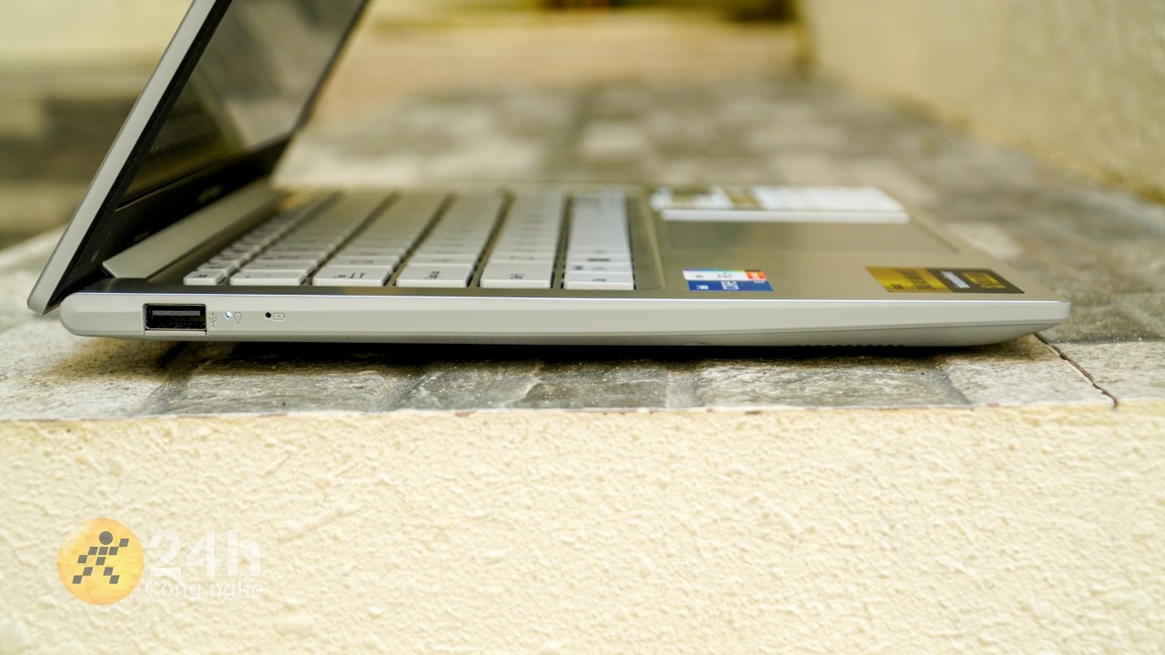 Cạnh trái của ASUS Vivobook X1404ZA bản Intel Core i5 thế hệ 12. Cạnh trái của ASUS Vivobook X1404ZA bản Intel Core i5 thế hệ 12.