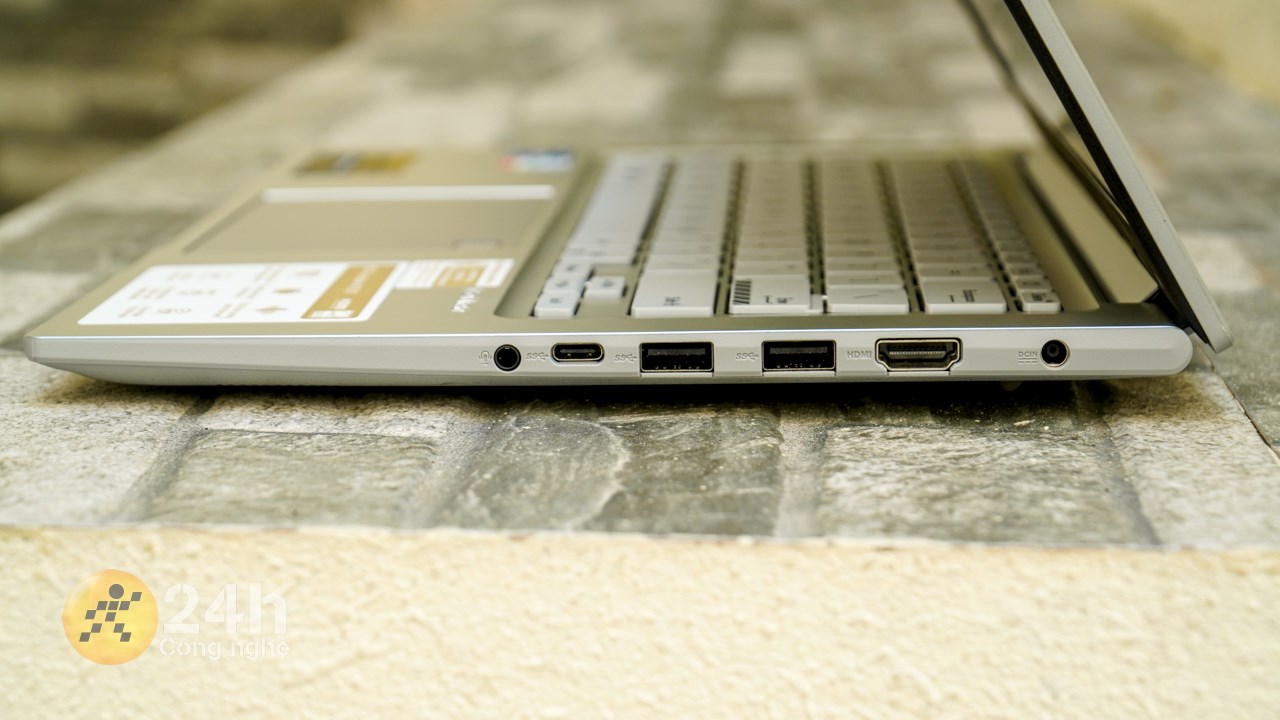Cạnh phải của ASUS Vivobook X1404ZA bản Intel Core i5 thế hệ 12. Cạnh phải của ASUS Vivobook X1404ZA bản Intel Core i5 thế hệ 12.