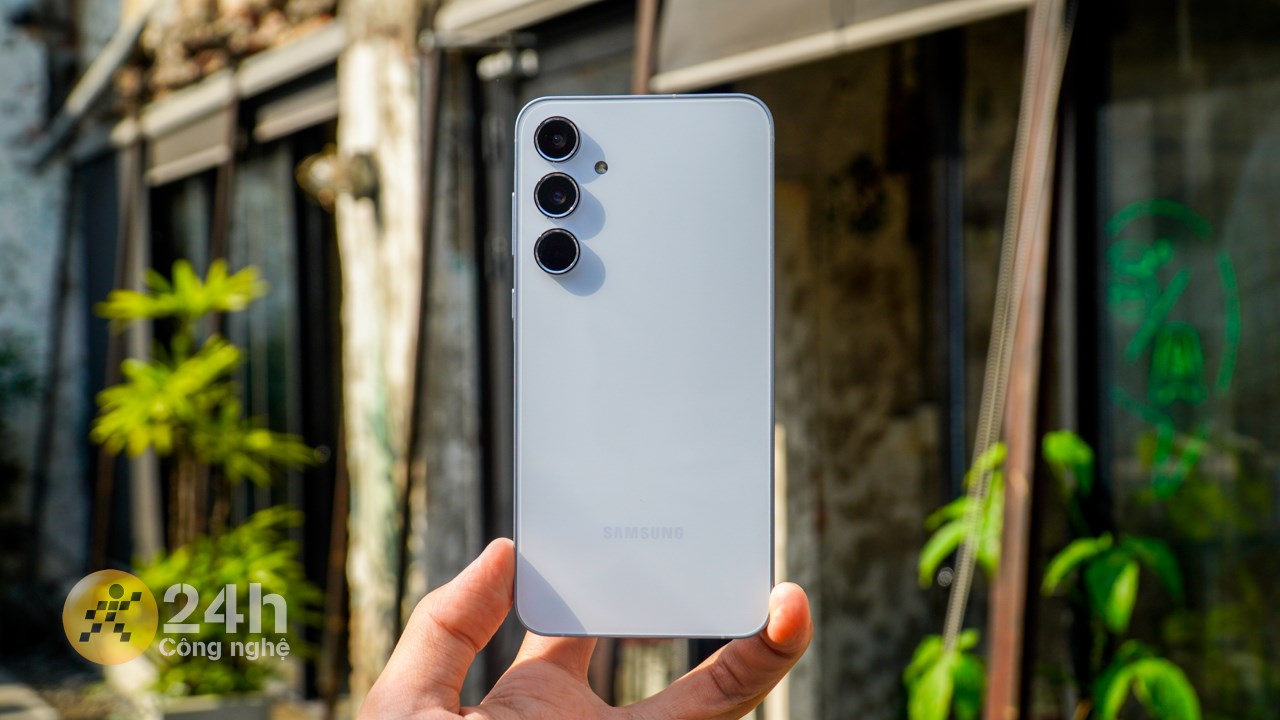 Mặt lưng của Galaxy A55 5G năm nay được bảo vệ bằng kính cường lực, điều mà không nhiều sản phẩm cùng tầm khác trang bị. Mặt lưng của Galaxy A55 5G năm nay được bảo vệ bằng kính cường lực, điều mà không nhiều sản phẩm cùng tầm khác trang bị.