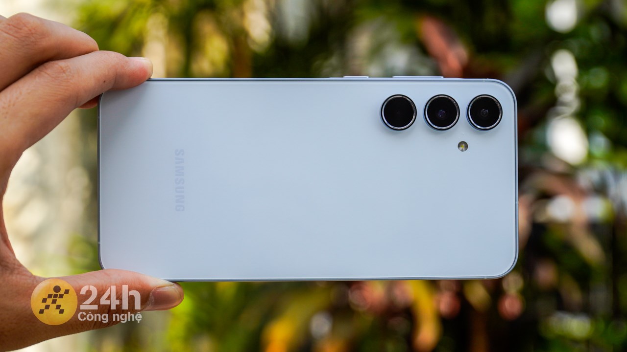 Mặt lưng Galaxy A55 5G lại dễ bám mồ hôi và dấu vân tay. Mặt lưng Galaxy A55 5G lại dễ bám mồ hôi và dấu vân tay.