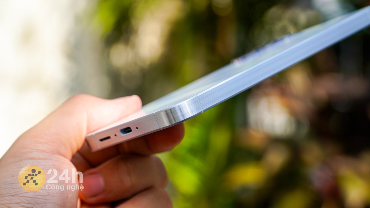 Chưa kể phần khung của Galaxy A55 5G còn được làm dạng xước phay, điều mà không nhiều sản phẩm cùng tầm có được. Chưa kể phần khung của Galaxy A55 5G còn được làm dạng xước phay, điều mà không nhiều sản phẩm cùng tầm có được.