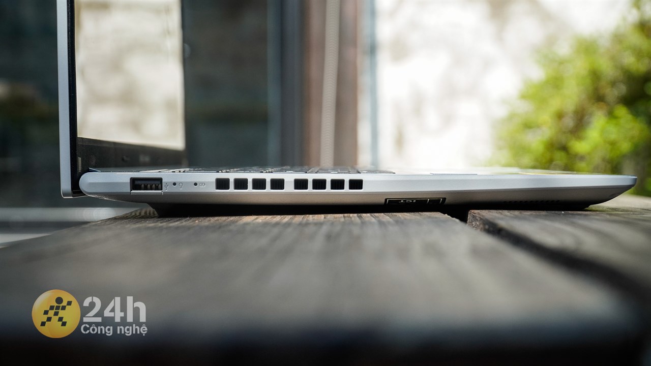 Cạnh trái của ASUS Vivobook 15 OLED A1505ZA Cạnh trái của ASUS Vivobook 15 OLED A1505ZA