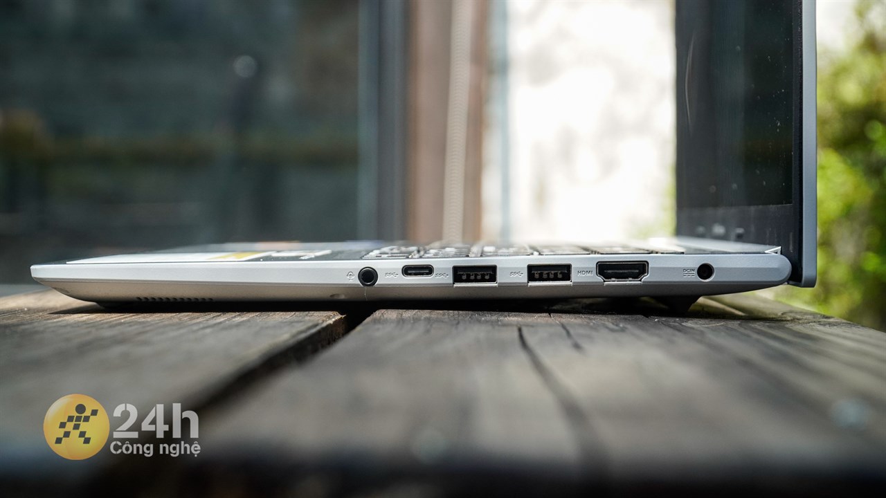 Cạnh phải của ASUS Vivobook 15 OLED A1505ZA Cạnh phải của ASUS Vivobook 15 OLED A1505ZA