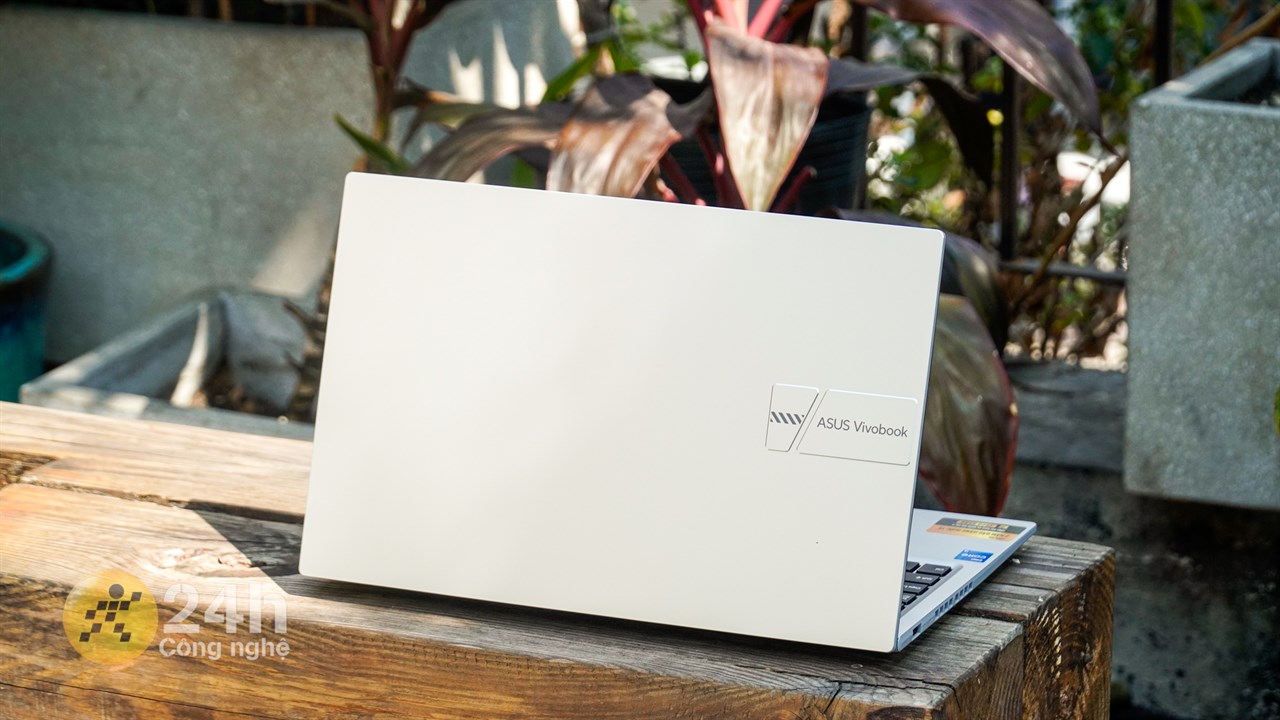 ASUS Vivbook 15 OLED A1505ZA sở hữu phong cách thiết kế rất quen thuộc. ASUS Vivbook 15 OLED A1505ZA sở hữu phong cách thiết kế rất quen thuộc.