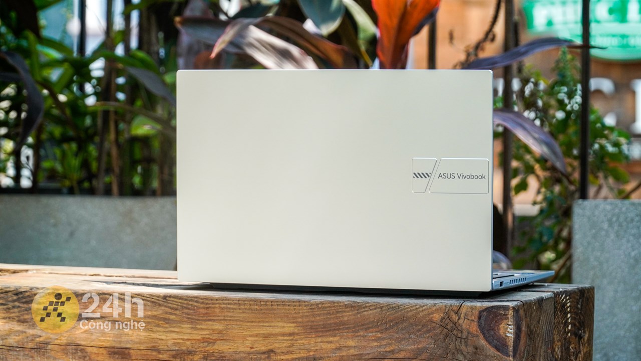 ASUS Vivobook 15 OLED A1505ZA được hoàn thiện chỉn chu và gọn gàng. ASUS Vivobook 15 OLED A1505ZA được hoàn thiện chỉn chu và gọn gàng.