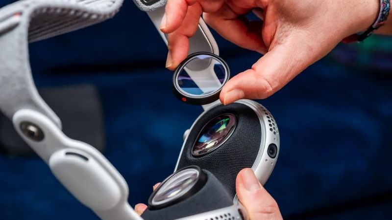 Apple Vision Pro sử dụng cặp kính được sản xuất bởi ZEISS Apple Vision Pro sử dụng cặp kính được sản xuất bởi ZEISS