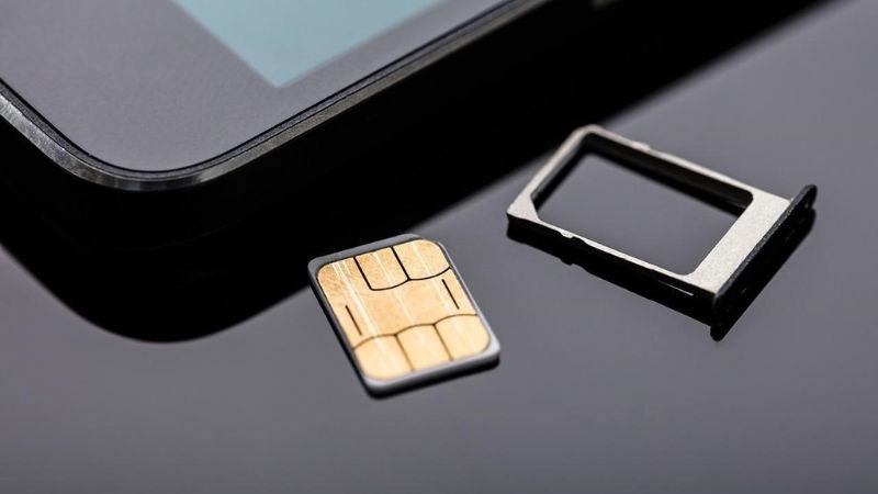 iPhone 12 Pro Max có 2 SIM trong đó có 1 Nano SIM và 1 eSIM