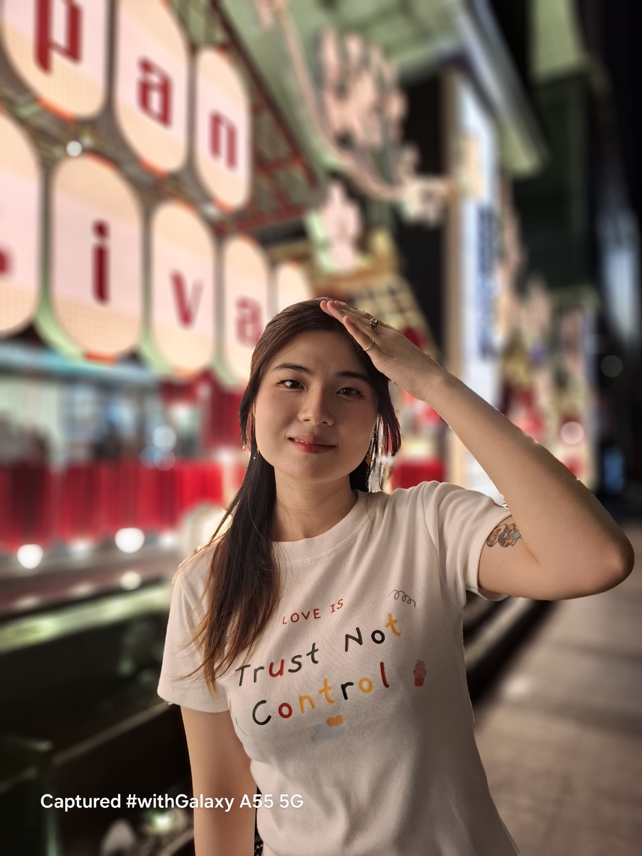 Ảnh chụp chân dung xóa phông trong điều kiện thiếu sáng từ camera Galaxy A55 5G. Ảnh chụp chân dung xóa phông trong điều kiện thiếu sáng từ camera Galaxy A55 5G.