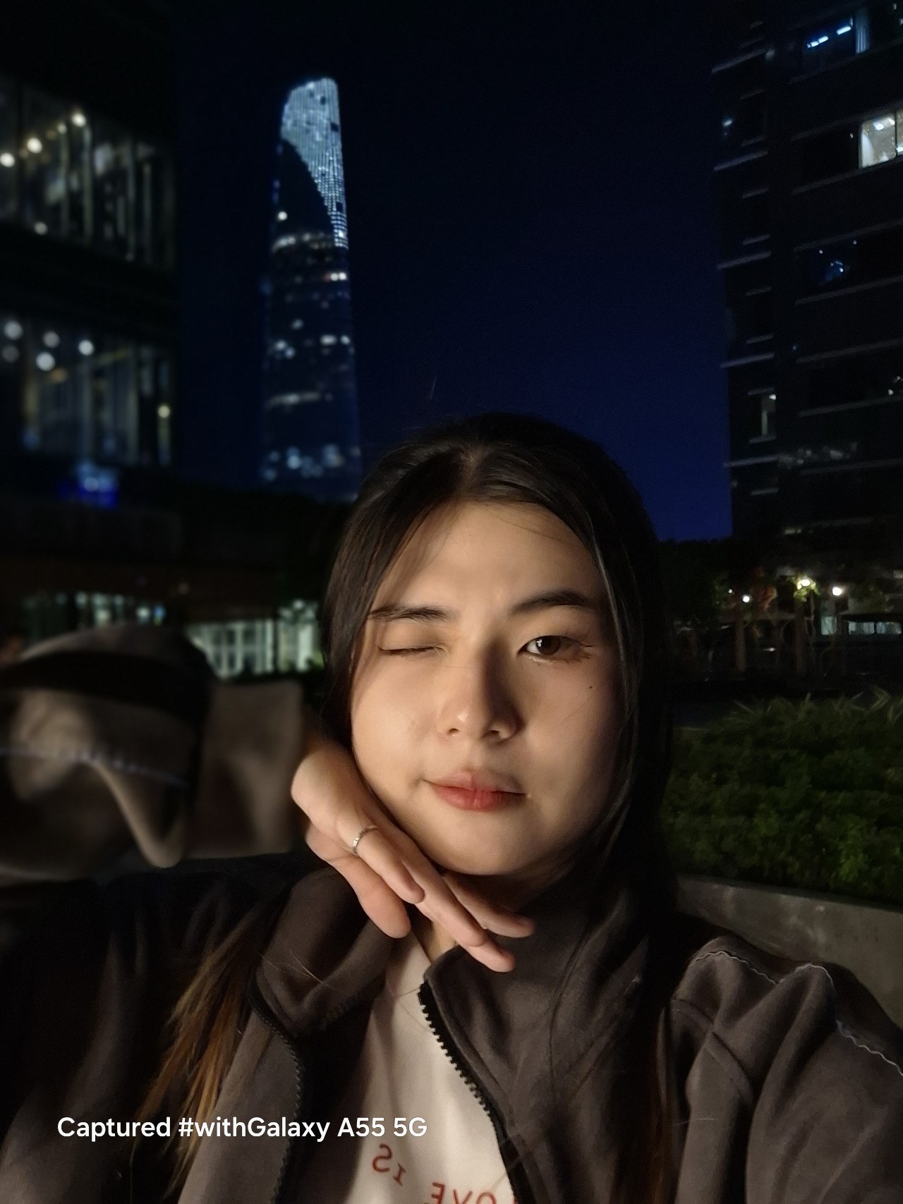 Ảnh chụp selfie xóa phông trong điều kiện thiếu sáng từ camera Galaxy A55 5G. Ảnh chụp selfie xóa phông trong điều kiện thiếu sáng từ camera Galaxy A55 5G.