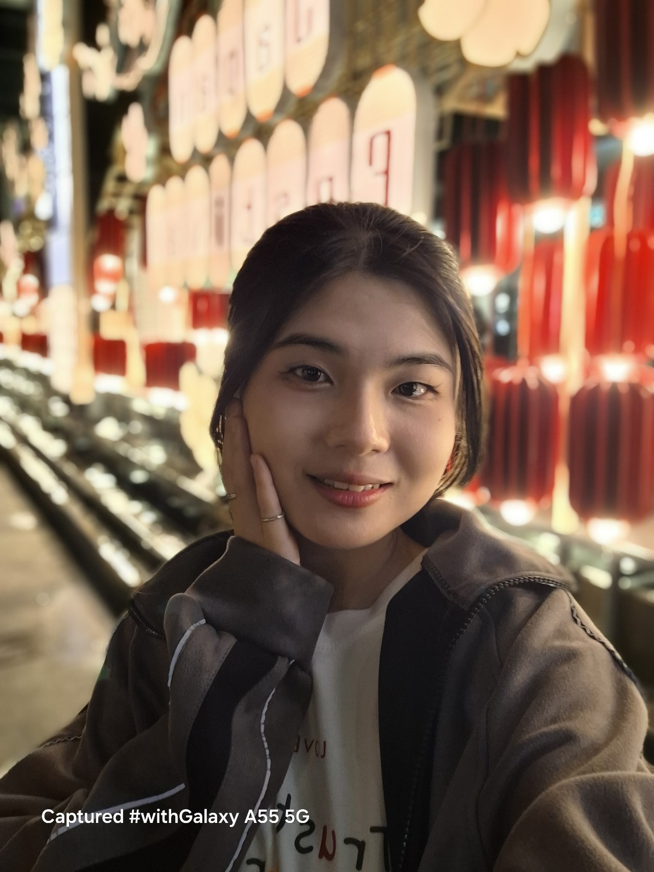 Ảnh chụp selfie xóa phông trong điều kiện thiếu sáng từ camera Galaxy A55 5G. Ảnh chụp selfie xóa phông trong điều kiện thiếu sáng từ camera Galaxy A55 5G.