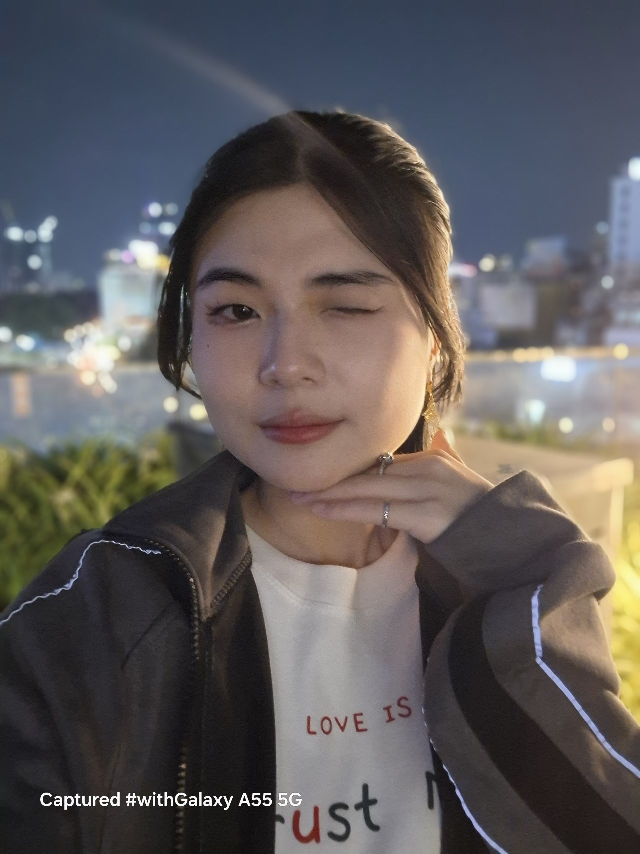 Ảnh chụp selfie xóa phông trong điều kiện thiếu sáng từ camera Galaxy A55 5G. Ảnh chụp selfie xóa phông trong điều kiện thiếu sáng từ camera Galaxy A55 5G.