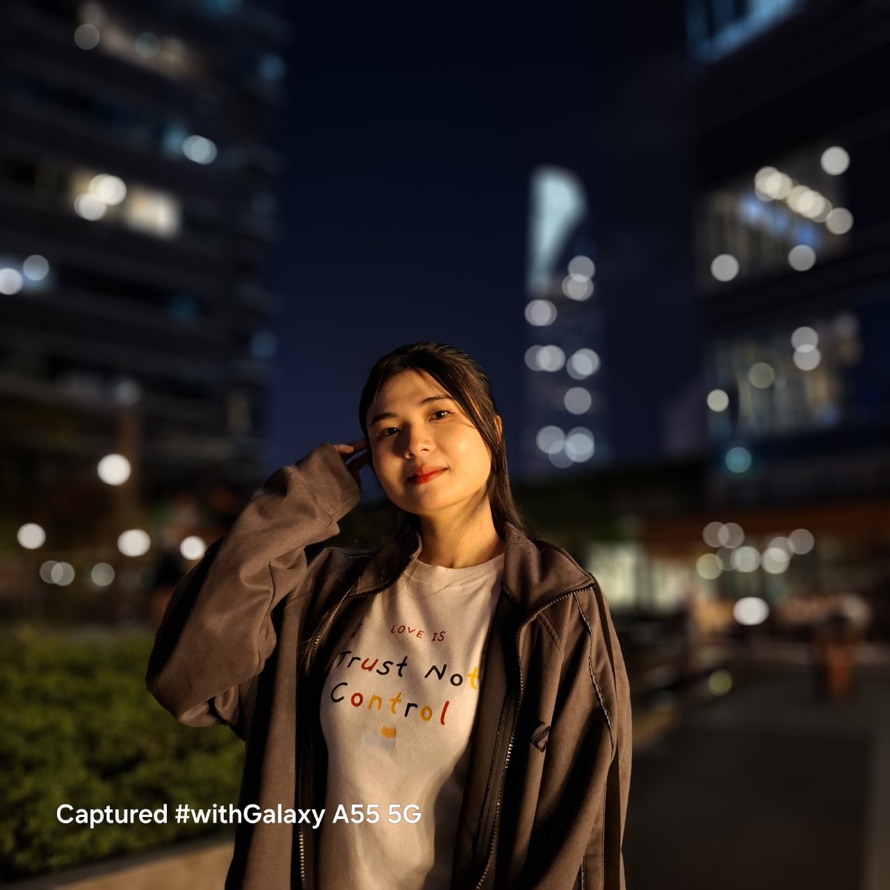 Ảnh chụp chân dung xóa phông trong điều kiện thiếu sáng từ camera Galaxy A55 5G. Ảnh chụp chân dung xóa phông trong điều kiện thiếu sáng từ camera Galaxy A55 5G.