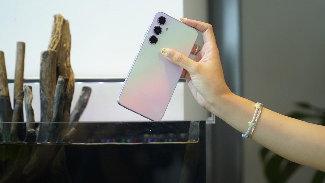 Smartphone kháng nước ngày càng rẻ hơn, dưới đây là 5 cái tên Smartphone kháng nước ngày càng rẻ hơn, dưới đây là 5 cái tên