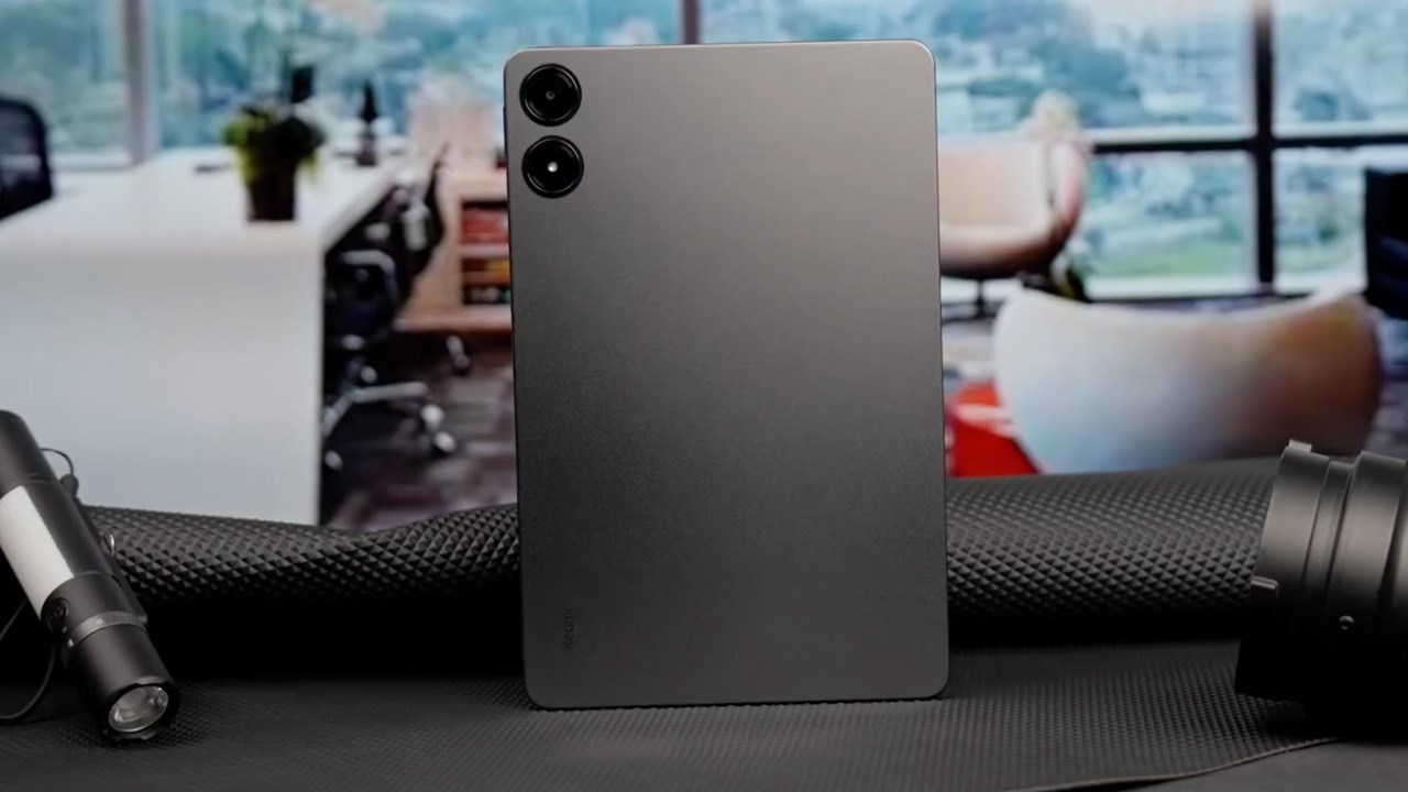 Redmi Pad Pro được hoàn thiện theo dạng phẳng với các góc cạnh được gia công kỹ lưỡng