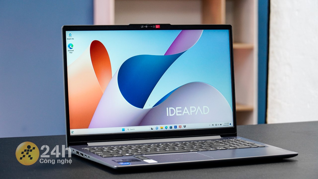 Lenovo Ideapad Slim 3 15IRH8 được trang bị hệ thống màn hình rộng rãi cùng chất lượng hiển thị tốt.