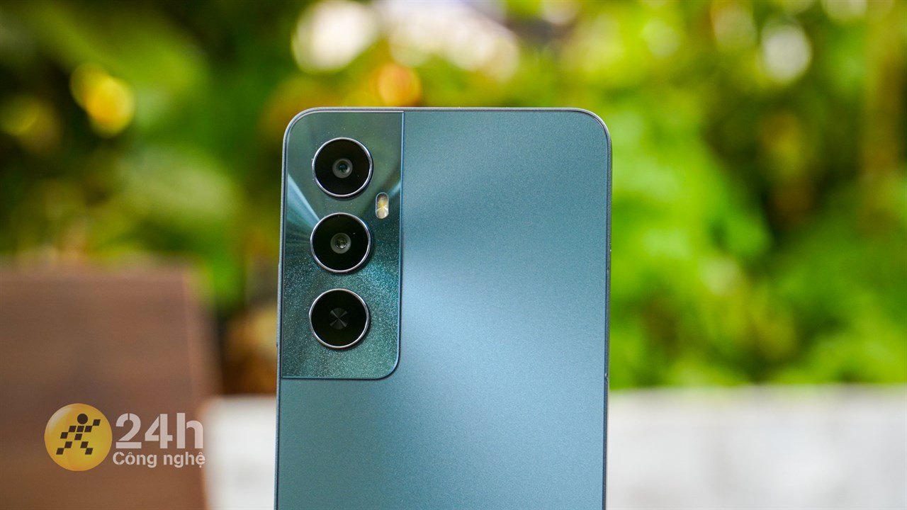 Cụm camera của realme C65 được thiết kế rất đẹp với khung nhựa bóng. Cụm camera của realme C65 được thiết kế rất đẹp với khung nhựa bóng.