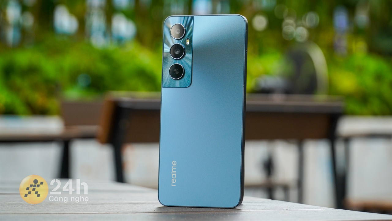 realme C65 được trang bị mặt lưng nhám mịn với khả năng chống mồ hôi, dấu vân tay tốt. realme C65 được trang bị mặt lưng nhám mịn với khả năng chống mồ hôi, dấu vân tay tốt.