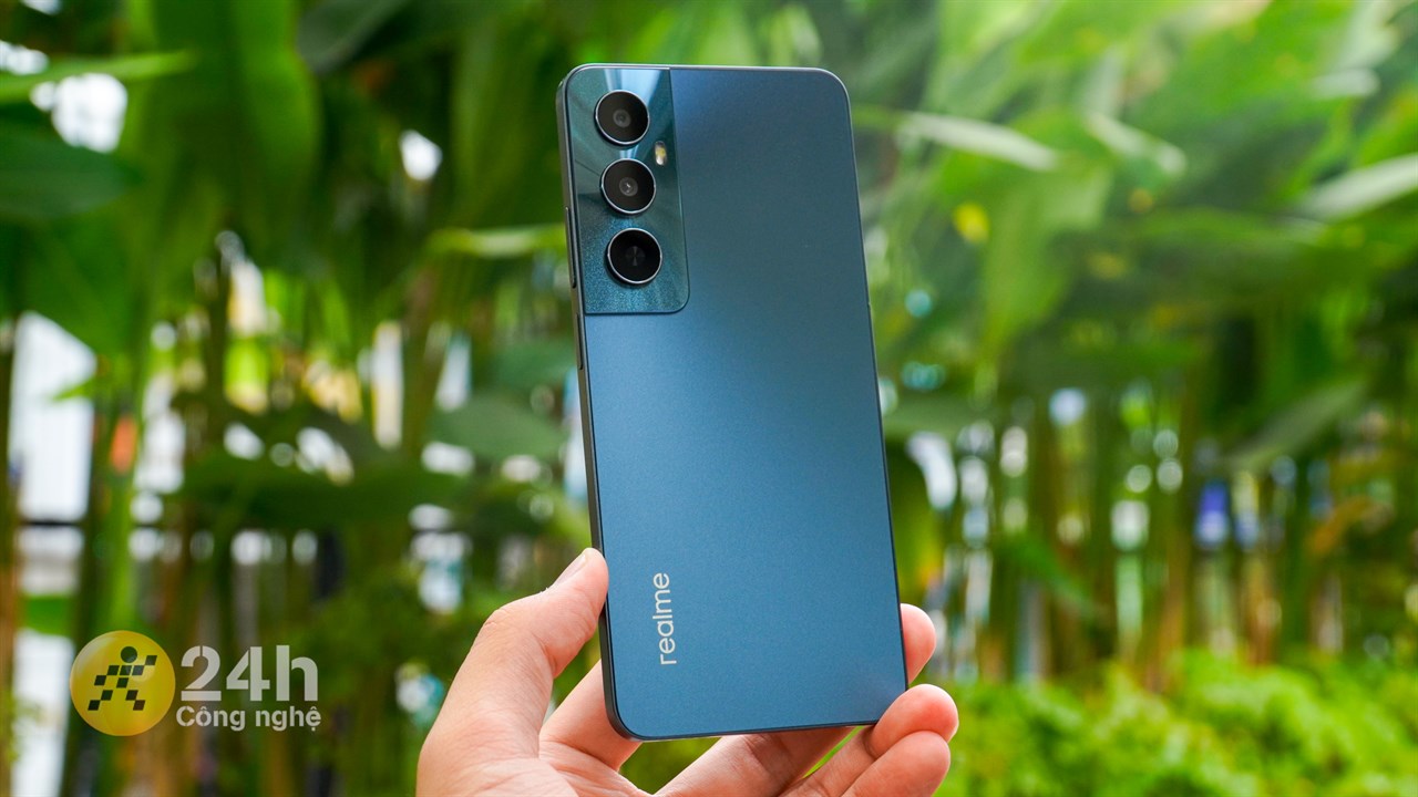 realme C65 được hoàn thiện rất chắc chắn dù được làm từ nhựa. realme C65 được hoàn thiện rất chắc chắn dù được làm từ nhựa.