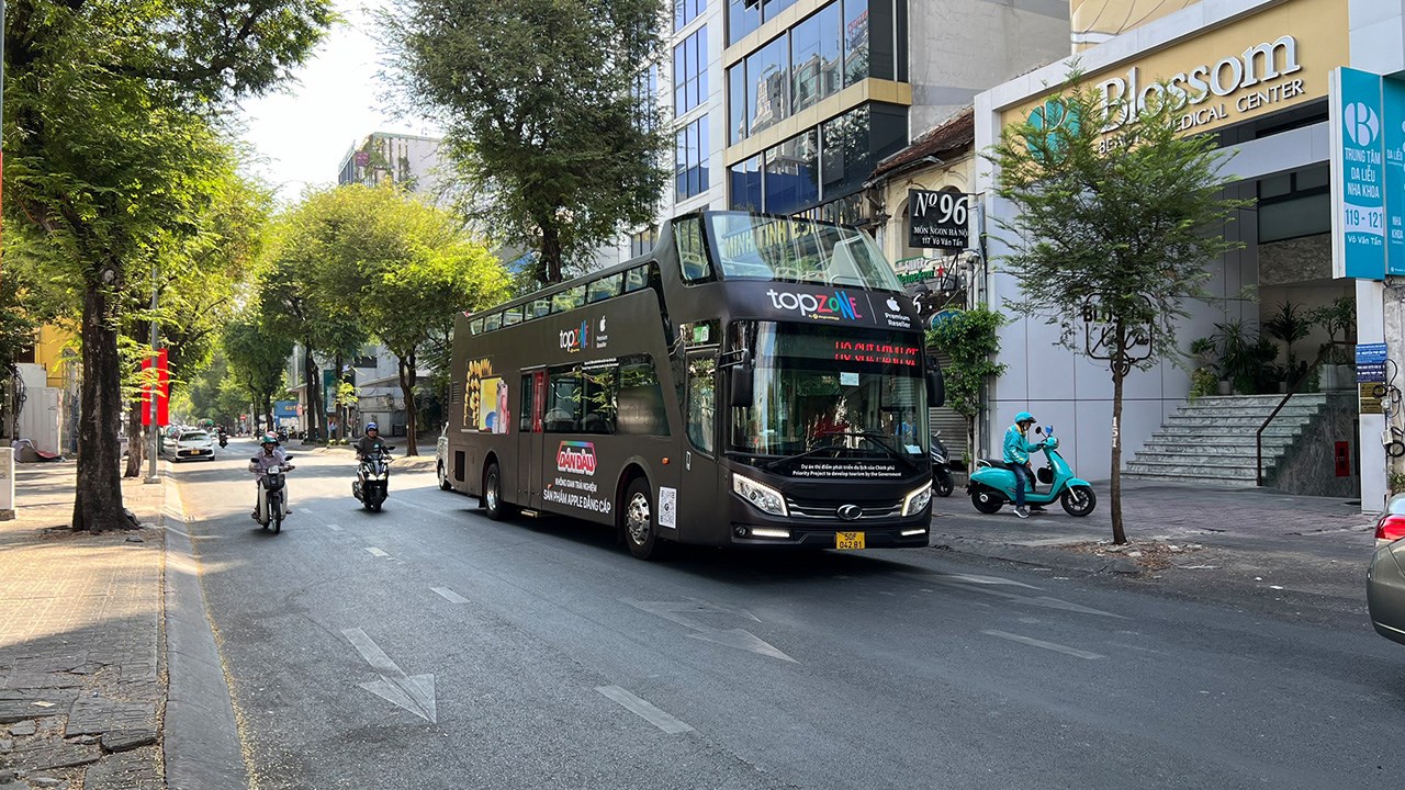 Dạo quanh Sài Gòn bằng bustour cùng TopZone Dạo quanh Sài Gòn bằng bustour cùng TopZone