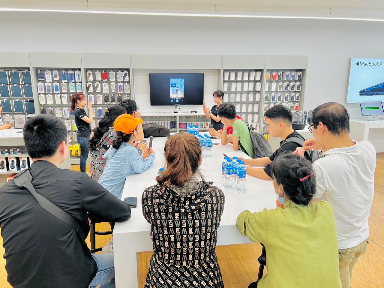 Khách hàng còn được gặp gỡ những chuyên gia đến từ Apple Khách hàng còn được gặp gỡ những chuyên gia đến từ Apple