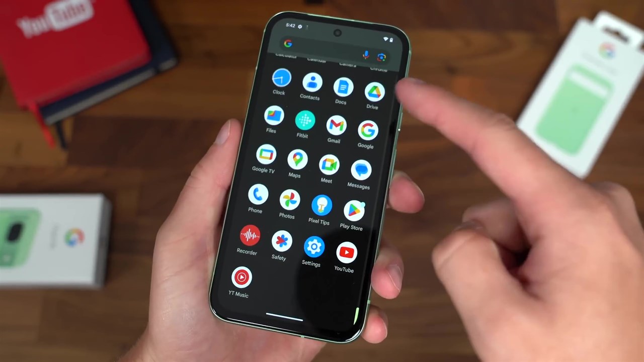 Trên tay Google Pixel 8A Trên tay Google Pixel 8A