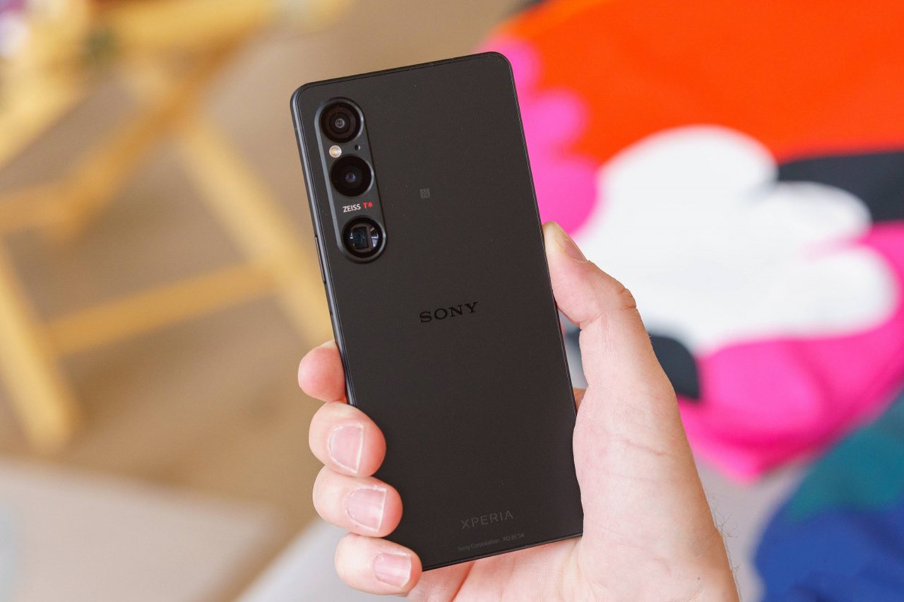 Nhờ thay đổi về kiểu dáng mà cảm giác trên tay Sony Xperia 1 VI đã thoải mái hơn rất nhiều. Nguồn: GSMArena. Nhờ thay đổi về kiểu dáng mà cảm giác trên tay Sony Xperia 1 VI đã thoải mái hơn rất nhiều. Nguồn: GSMArena.