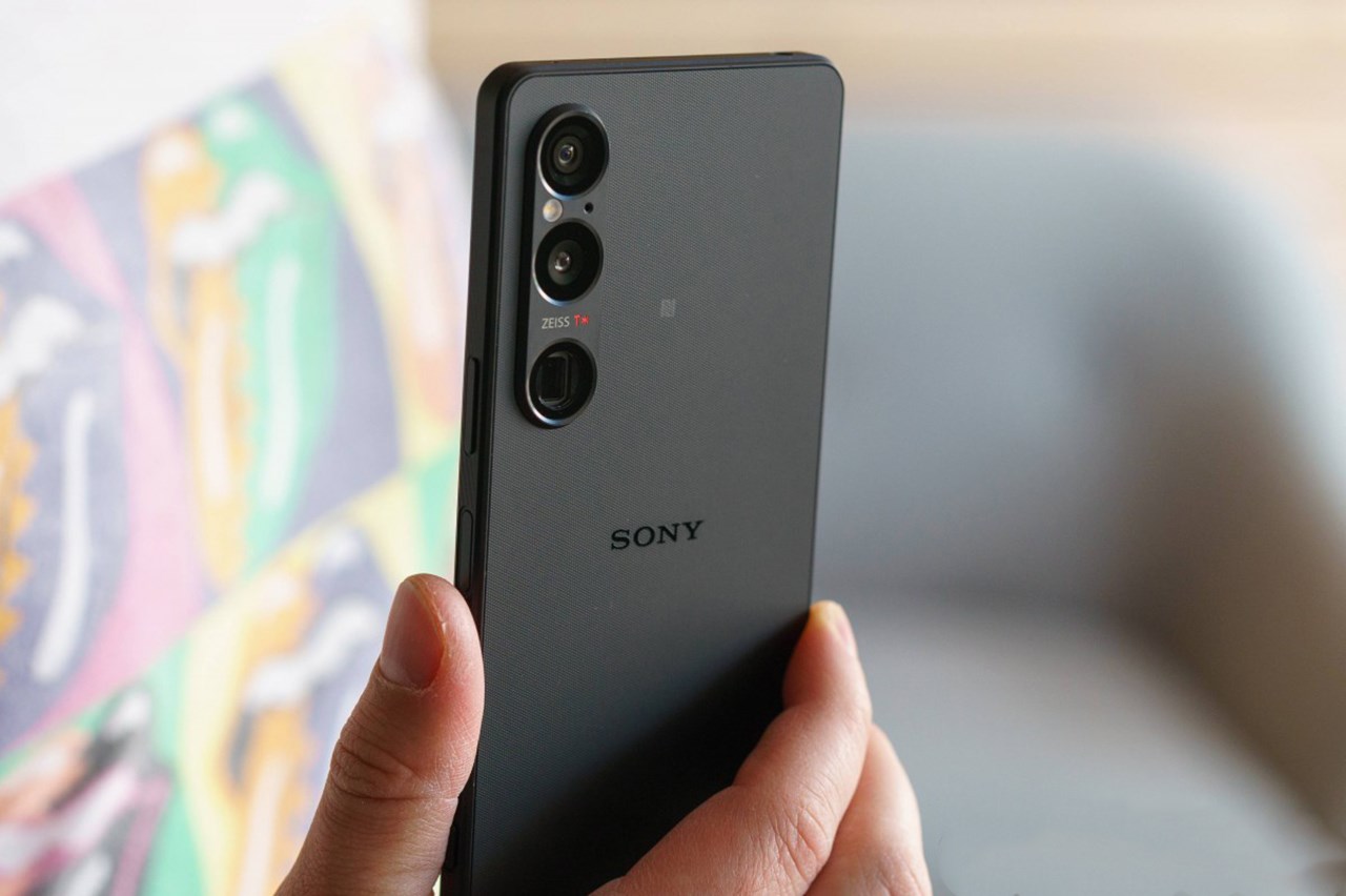 Sony Xperia 1 VI đạt độ bền cao nhờ thiết kế khung viền nhôm chắc chắn và khả năng kháng bụi/nước chuẩn IP68. Nguồn: GSMArena. Sony Xperia 1 VI đạt độ bền cao nhờ thiết kế khung viền nhôm chắc chắn và khả năng kháng bụi/nước chuẩn IP68. Nguồn: GSMArena.