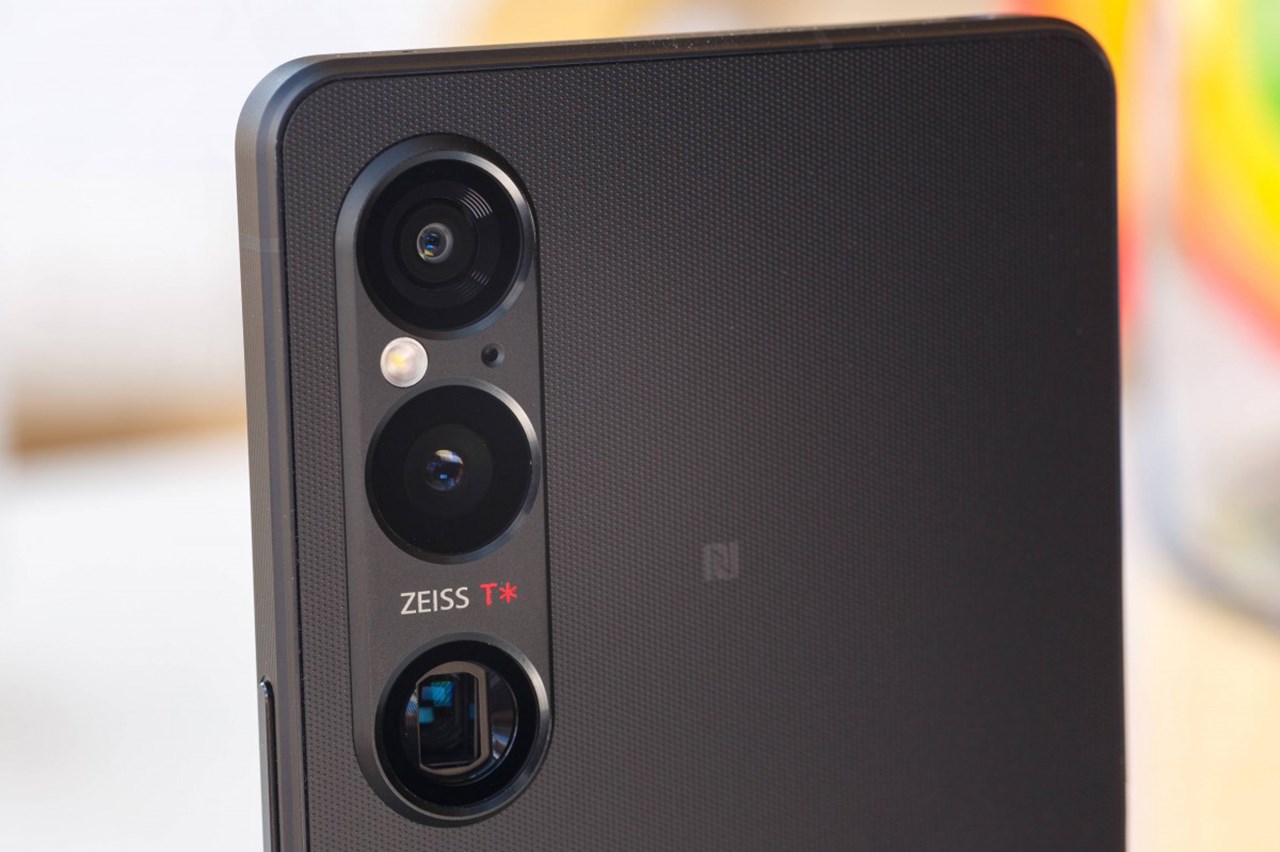 Cụm camera của Sony Xperia 1 VI được thiết kế dạng dọc rất quen thuộc. Nguồn: GSMArena. Cụm camera của Sony Xperia 1 VI được thiết kế dạng dọc rất quen thuộc. Nguồn: GSMArena.