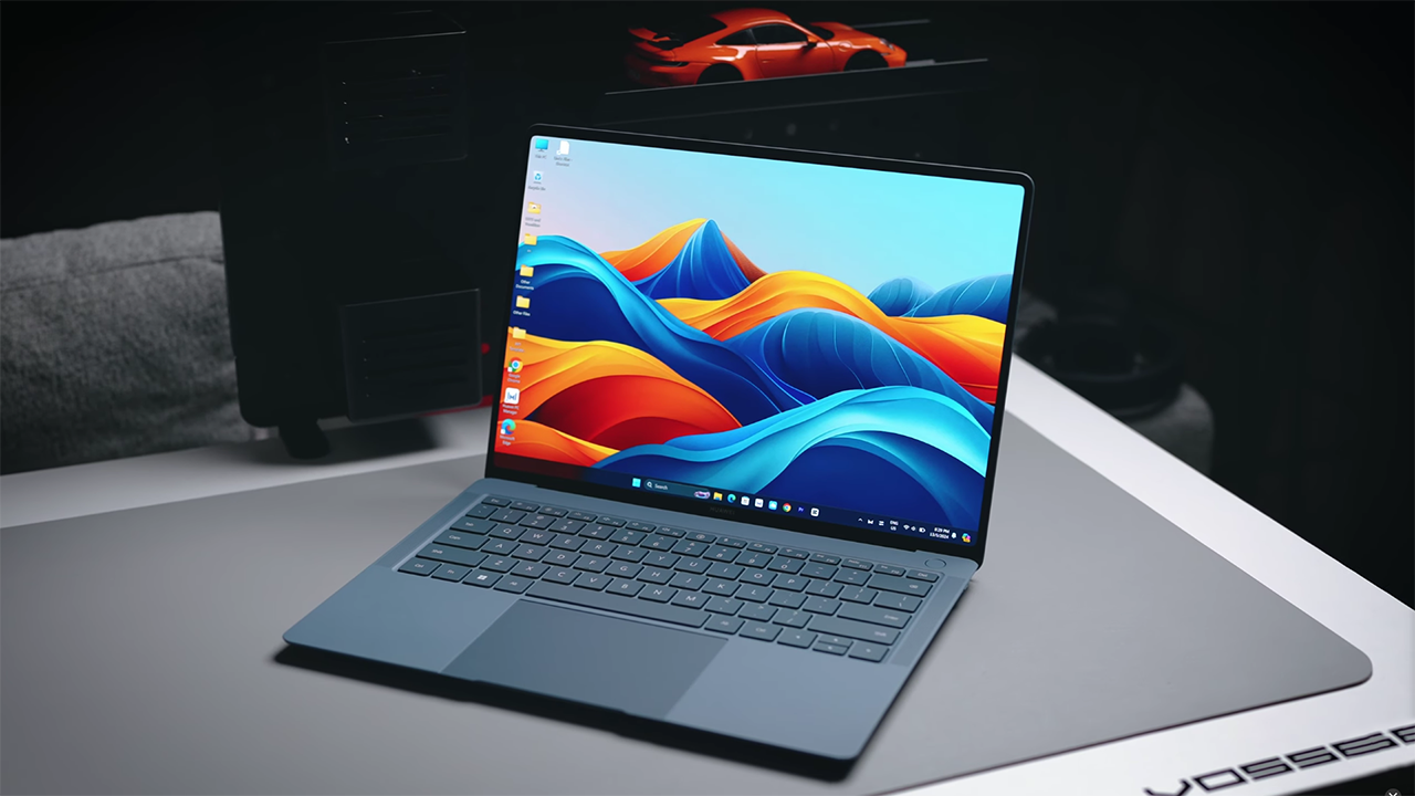 Huawei MateBook X Pro 2024 sở hữu kích thước rất nhỏ gọn và cân nặng chưa tới 1 kg. Nguồn: Lim Review.