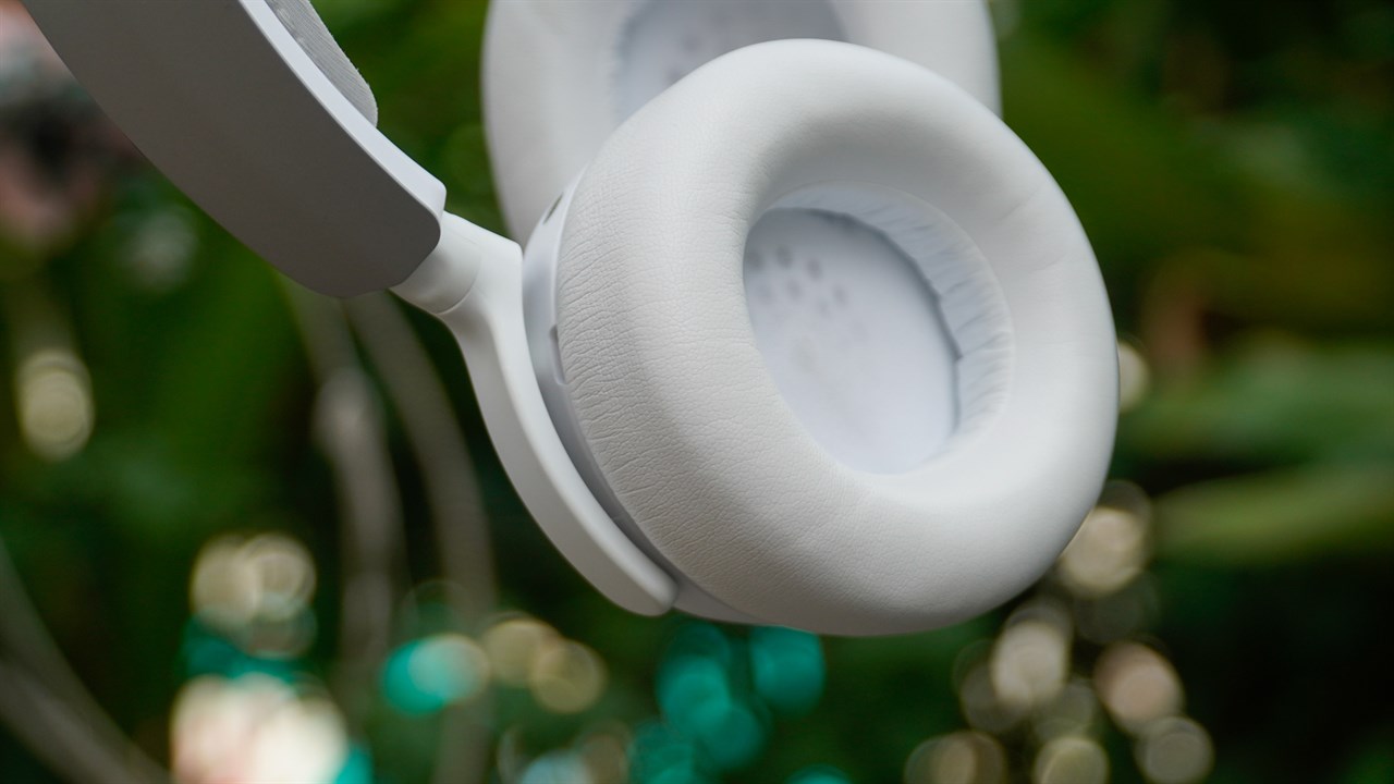 Đệm tai của SteelSeries ARCTIS NOVA Pro Wireless được làm rất dày dặn và êm ái. Đệm tai của SteelSeries ARCTIS NOVA Pro Wireless được làm rất dày dặn và êm ái.