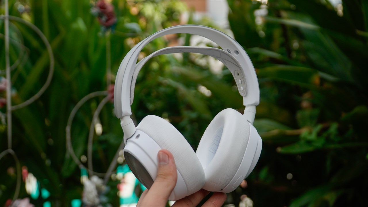 SteelSeries ARCTIS NOVA Pro Wireless được thiết kế rất chắc chắn và sang trọng với tông màu trắng làm chủ đạo. SteelSeries ARCTIS NOVA Pro Wireless được thiết kế rất chắc chắn và sang trọng với tông màu trắng làm chủ đạo.
