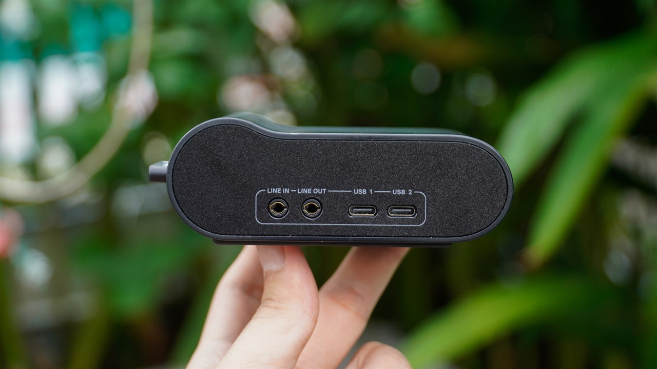 Mặt sau của Wireless Base Station chứa 2 cổng xuất âm, 2 cổng USB-C. Mặt sau của Wireless Base Station chứa 2 cổng xuất âm, 2 cổng USB-C.