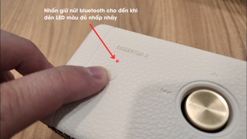 Giữ nút bluetooth cho đến khi đèn LED màu đỏ nhấp nháy