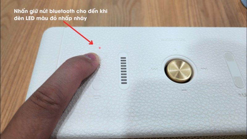 Giữ nút bluetooth cho đến khi đèn LED màu đỏ nhấp nháy