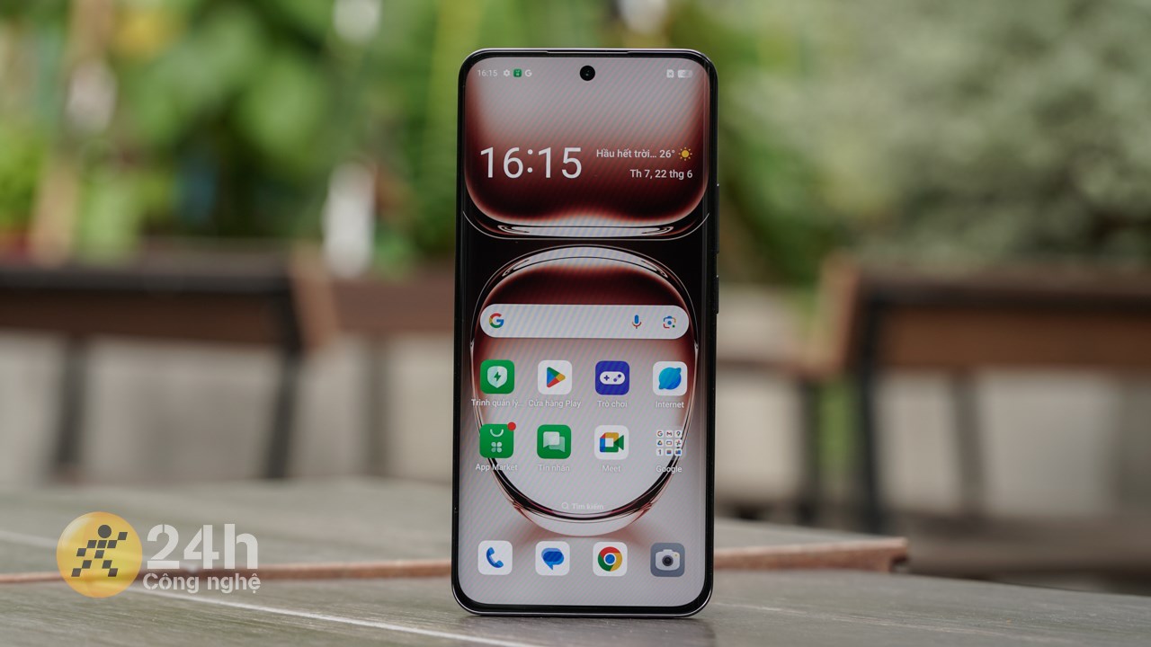 Màn hình OPPO Reno12 có không gian lớn cùng chất lượng hiển thị tốt.