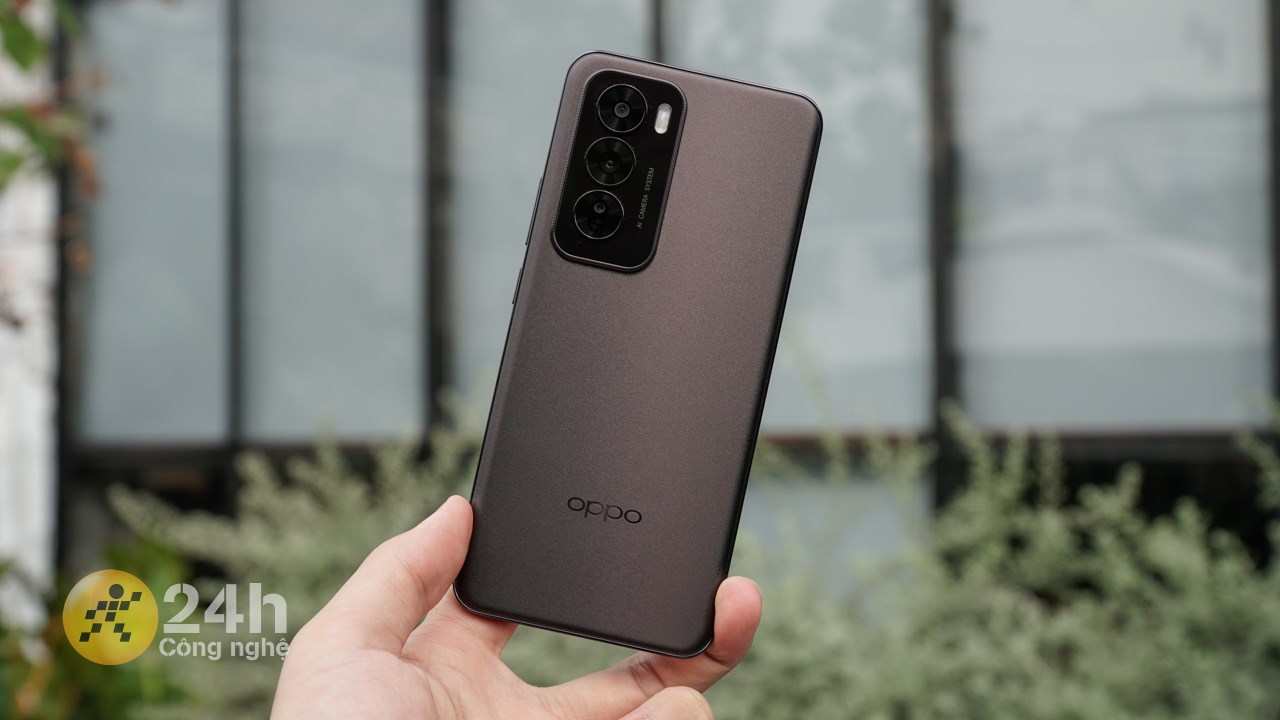 Mặt lưng OPPO Reno12 được thiết kế bo cong và hoàn thiện từ kính nhám.