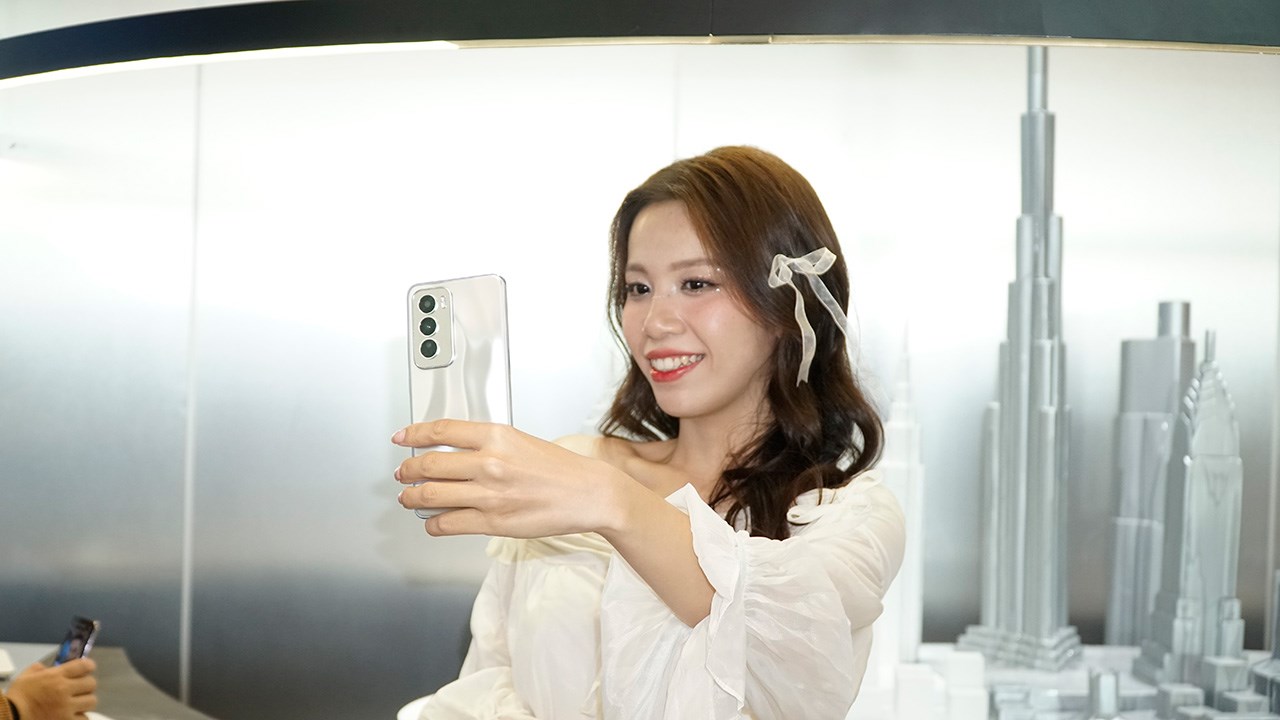 Thiết kế cùng màu sắc cuốn hút trên OPPO Reno12 