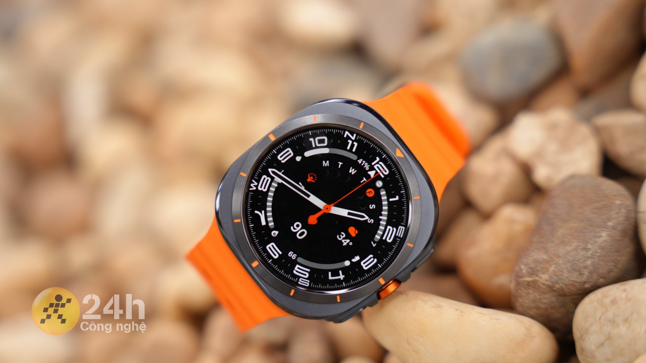 Galaxy Watch Ultra sở hữu thiết kế mặt đồng hồ hình tròn kết hợp với bộ khung hình vuông