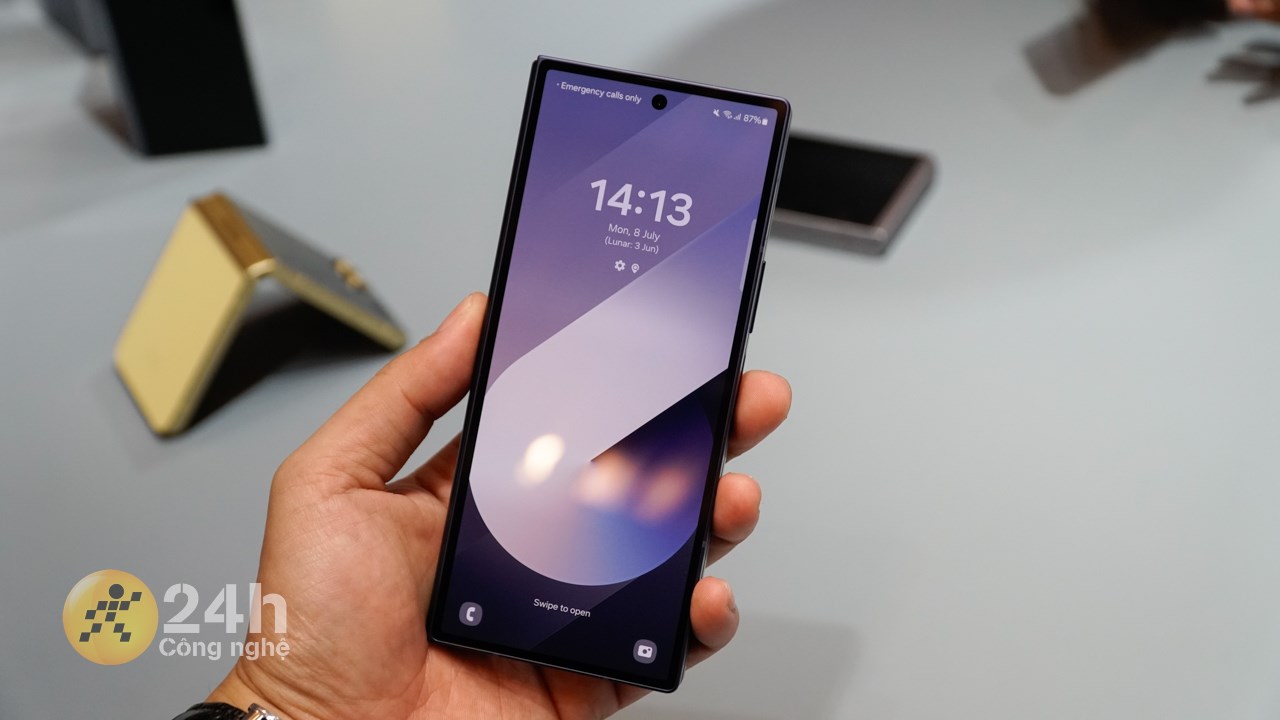 Màn hình trong và ngoài trên Galaxy Z Fold 6 cũng được nâng cấp mạnh mẽ