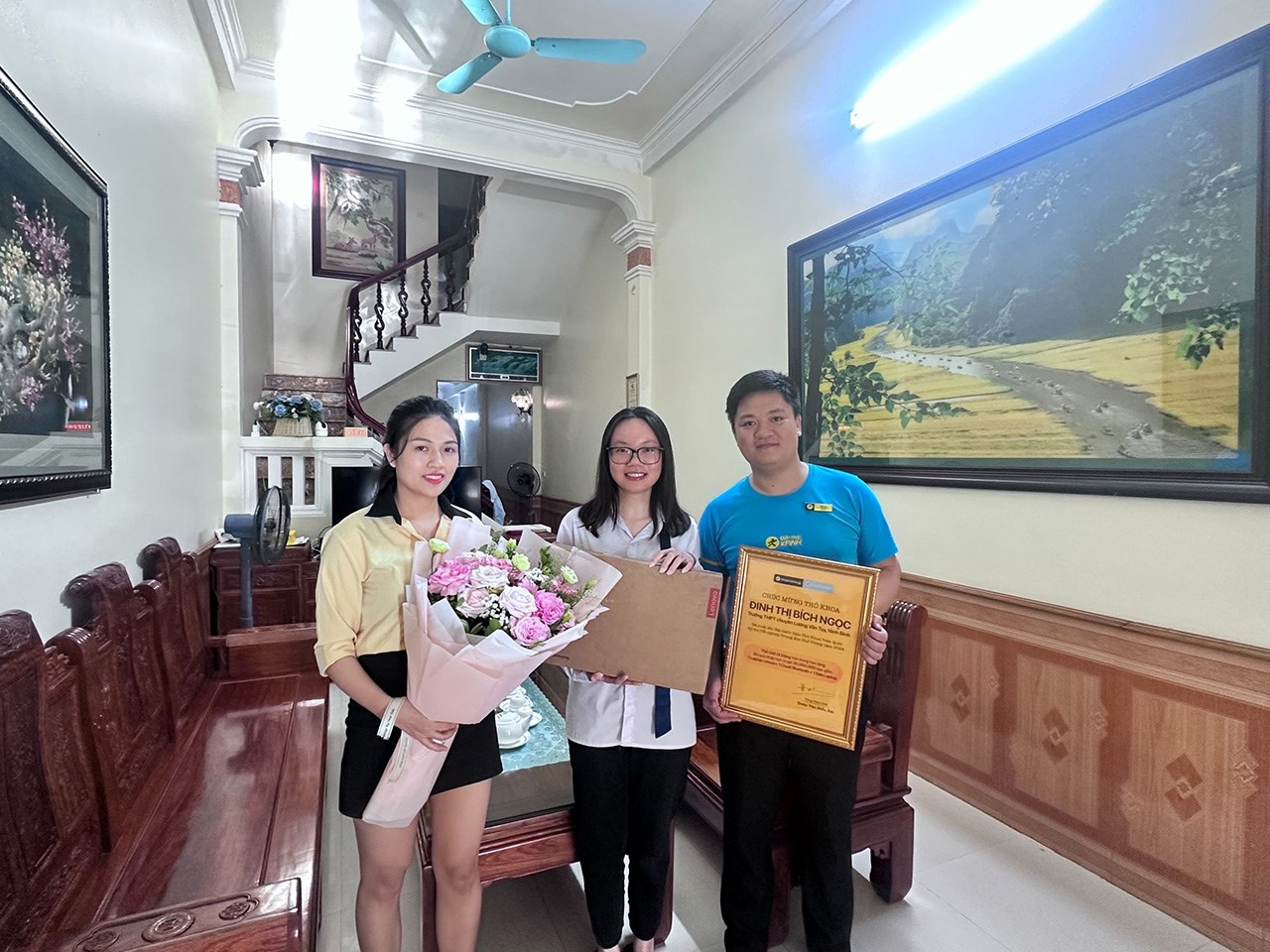Thủ khoa Đinh Thị Bích Ngọc nhận những phần được Thế Giới Di Động trao tặng