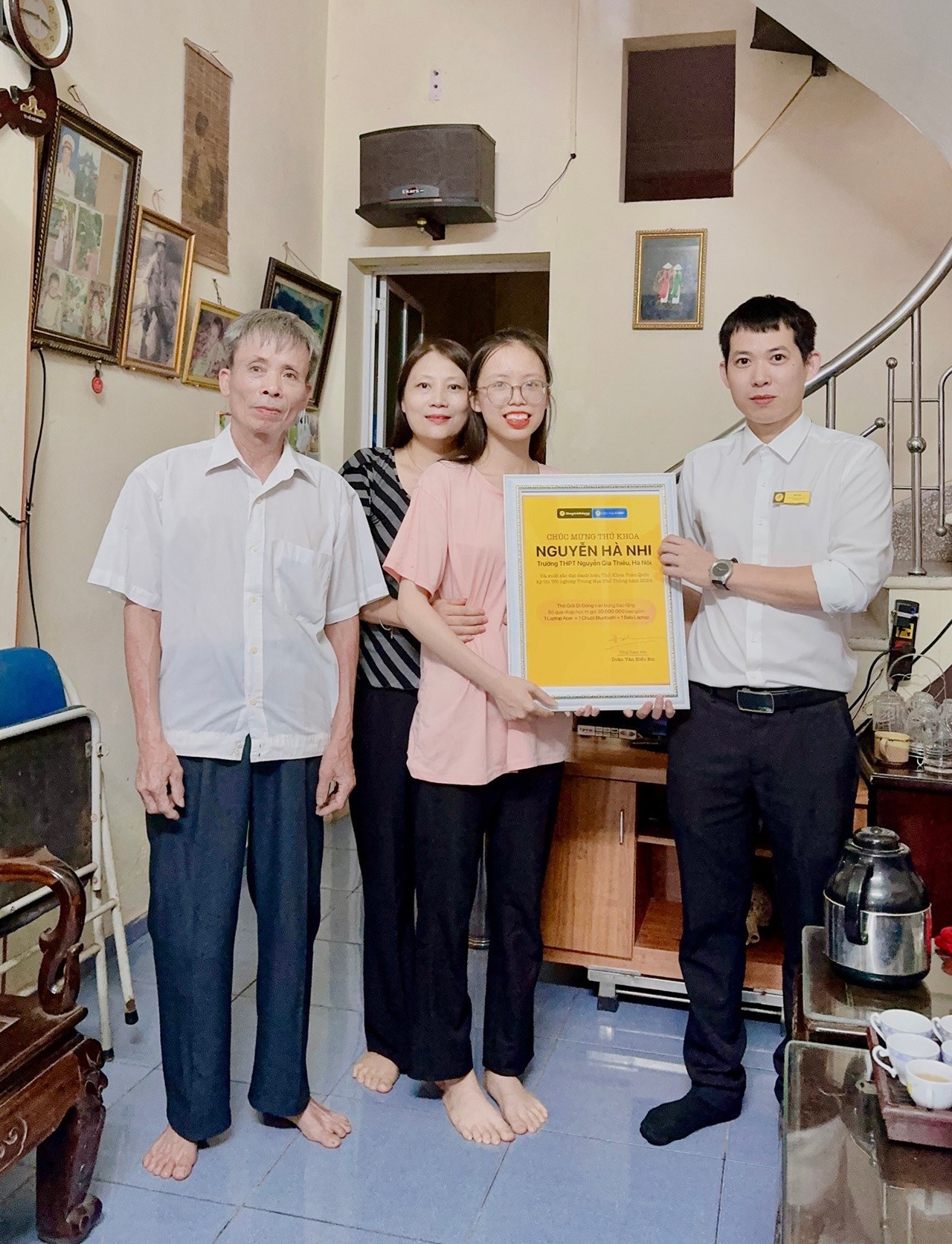 Thủ khoa Nguyễn Hà Nhi nhận những phần quà được Thế Giới Di Động trao tặng