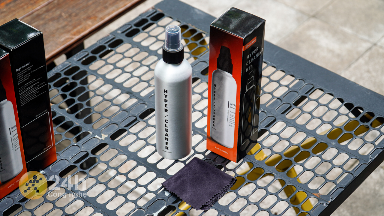 Bộ vệ sinh Hyper Cleaning Kit bao gồm chai xịt và khăn lau.