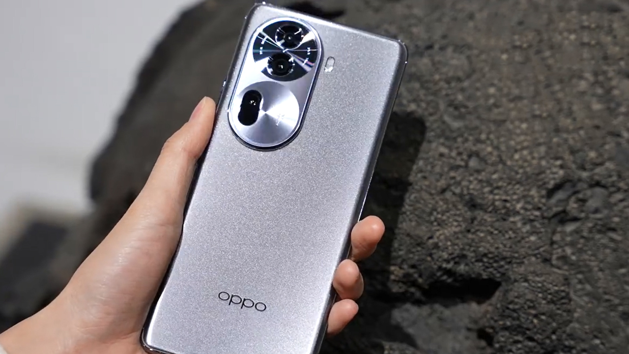 Khu vực mặt lưng của OPPO Reno11 được hoàn thiện từ chất liệu nhám