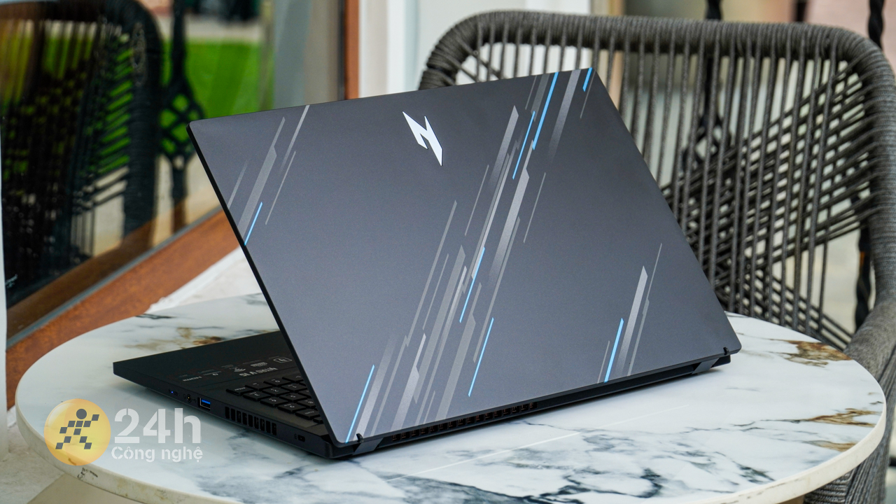 Acer Nitro V ANV15 nổi bật với những họa tiết đường chéo đẹp mắt trên mặt lưng Acer Nitro V ANV15 nổi bật với những họa tiết đường chéo đẹp mắt trên mặt lưng