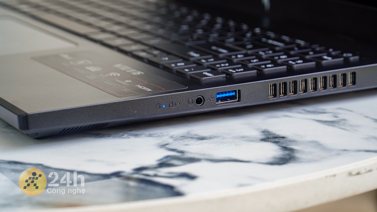 Các cổng kết nối trên cạnh phải của Acer Nitro V ANV15 Các cổng kết nối trên cạnh phải của Acer Nitro V ANV15